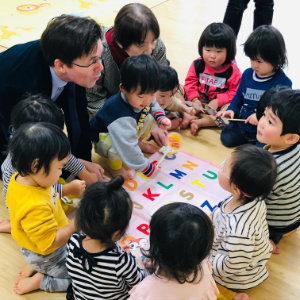 保育園のお子さまたちとアルファベット学習の様子