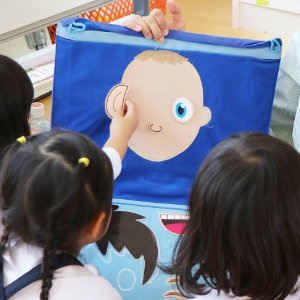 幼稚園のお子さまたちとレッスンアクティビティの様子