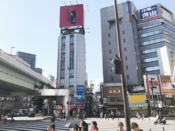 上がってすぐ右を向くと交差点があります